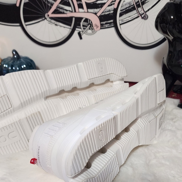 New On Cloud Sneakers - Picture 3 of 9